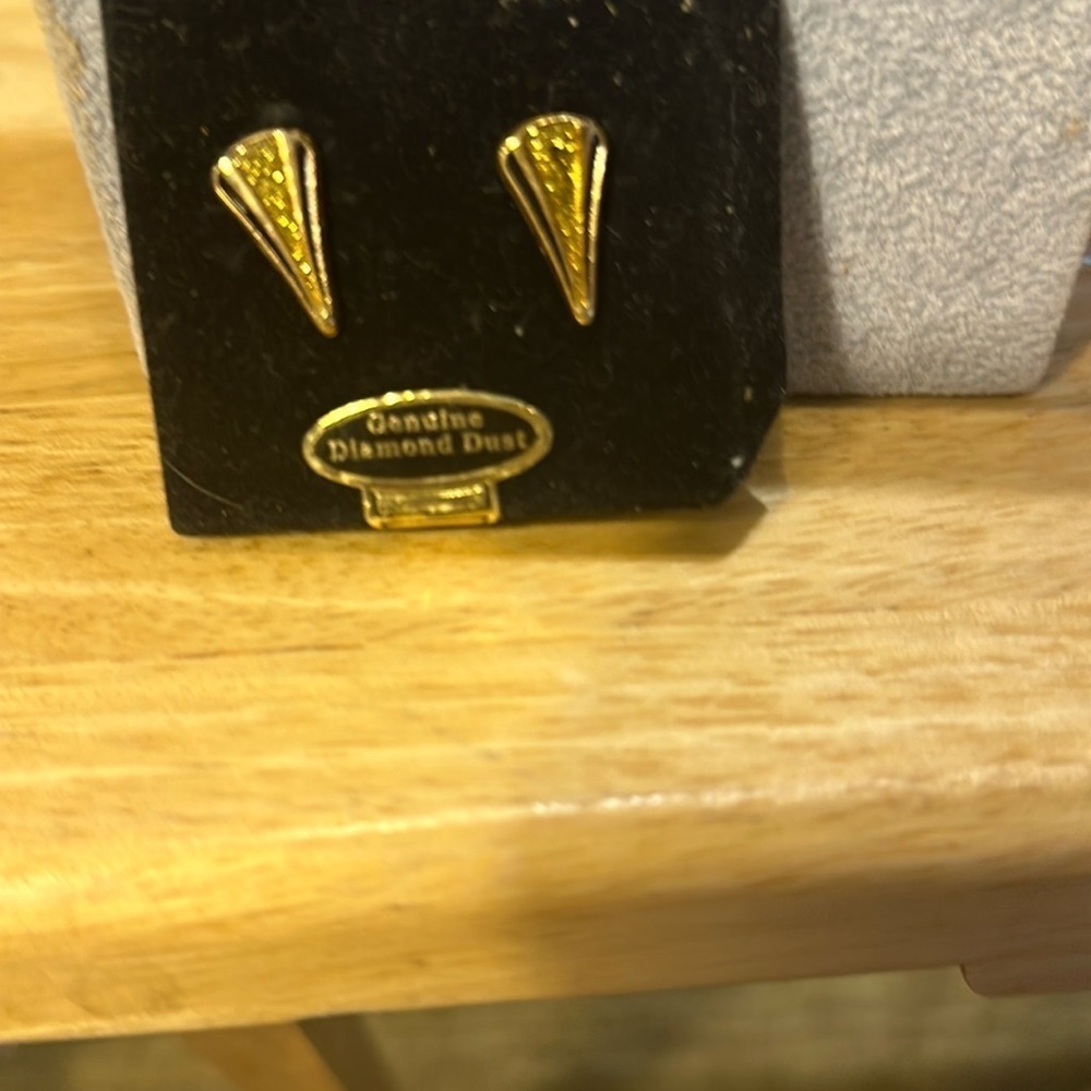 Clip back earring, genuine, diamond dust.​​